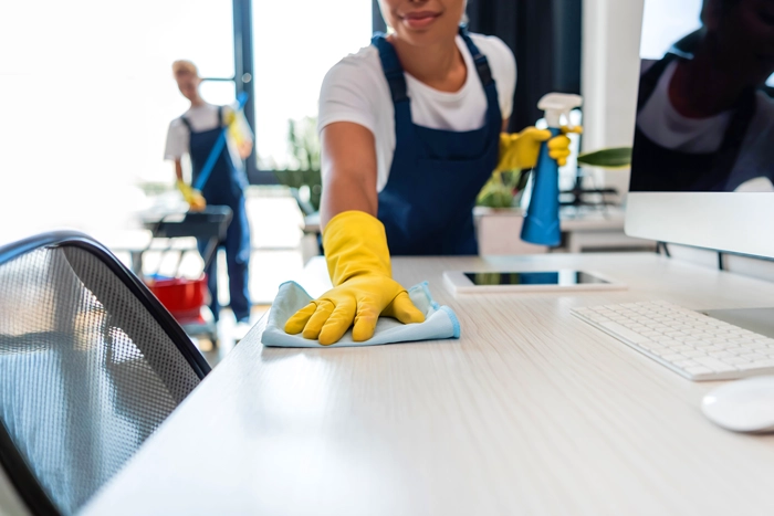 Une femme qui nettoie un bureau