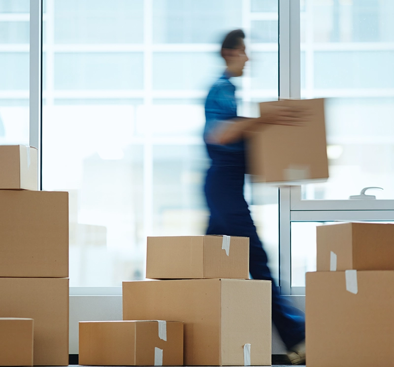 Un homme déménagent des cartons